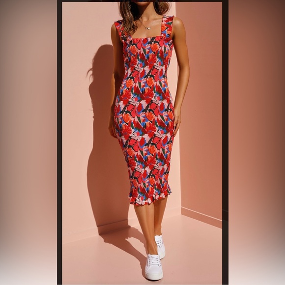 Dresses & Skirts - NWT Floral ruched dress